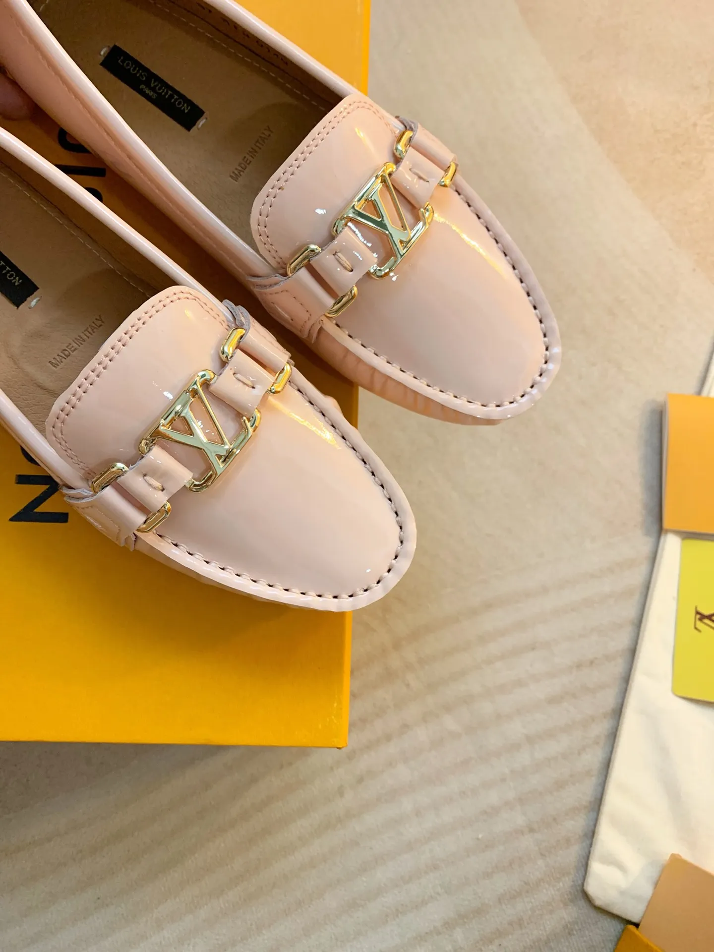 p460💰Couple model❤️🇫🇷 𝙇𝙤𝙪𝙞𝙨 𝙑𝙪𝙞𝙩𝙩𝙤𝙣 🇫🇷Louis Vuitton 2023 Classic𝓛𝓿 𝓣𝓻𝓪𝓲𝓷𝓮𝓻 Sports Series ➪➪➪¯ [Arizona Doudou Shoes Series] ▪️▪️▪️Arizona slip-on shoes are made of Monogram Eclipse canvas. Its hand-painted and dyed edges and hand-sewn uppers fully demonstrate Louis Vuitton's traditional shoemaking craftsmanship. This slip-on shoe is very lightweight. The integrated tongue and upper make it particularly comfortable and flexible. The soft outsole is equipped with rubber padding. Decorated with matching sash. Detailed features: ☑️Monogram Eclipse canvas ☑️Black Eclipse pattern ☑️Hand-painted shoe edges ☑️Hand-sewn uppers (each pair takes time to process) ☑️Integrated tongue and upper construction ☑️Outsole equipped with rubber lining ☑️size: 35_46